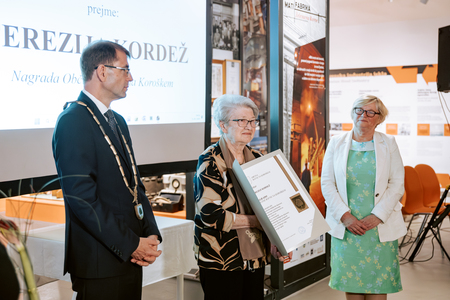 Prejemnica nagrade občine Ravne Terezija Kordež